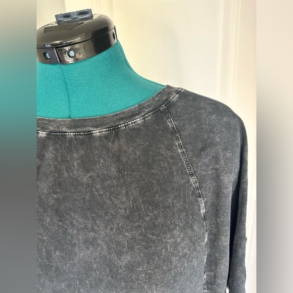 Rae Mode medium black/gray acid washed shirt - Picture 5 of 13